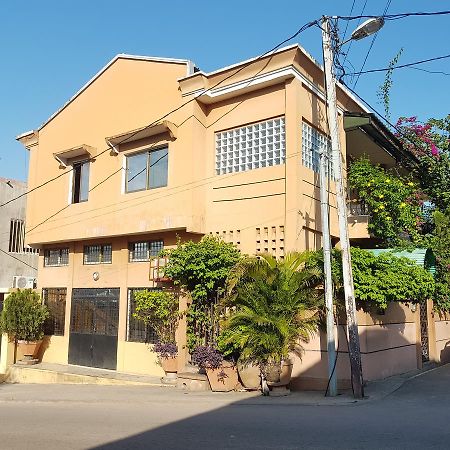 Appartements Chez Leo Μπραζαβίλ Εξωτερικό φωτογραφία