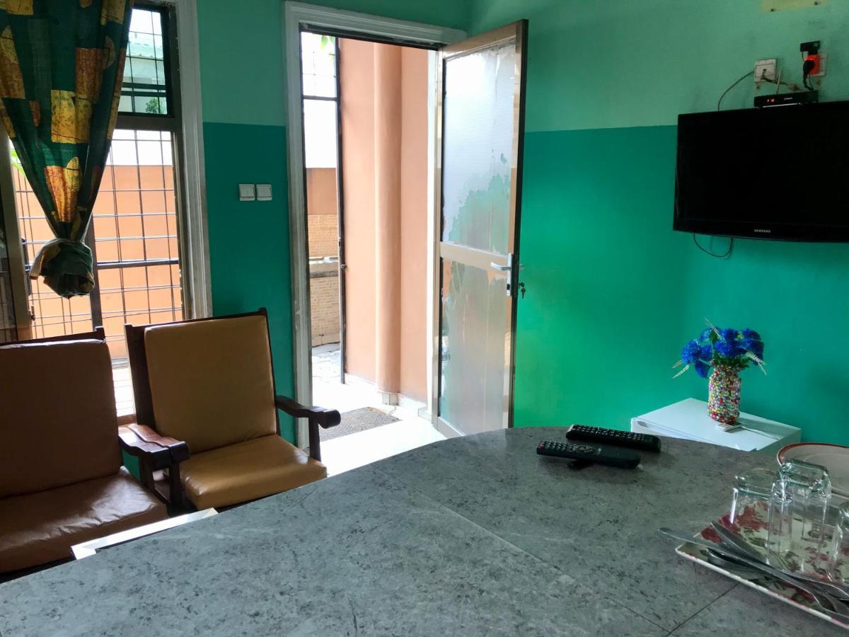 Appartements Chez Leo Μπραζαβίλ Εξωτερικό φωτογραφία