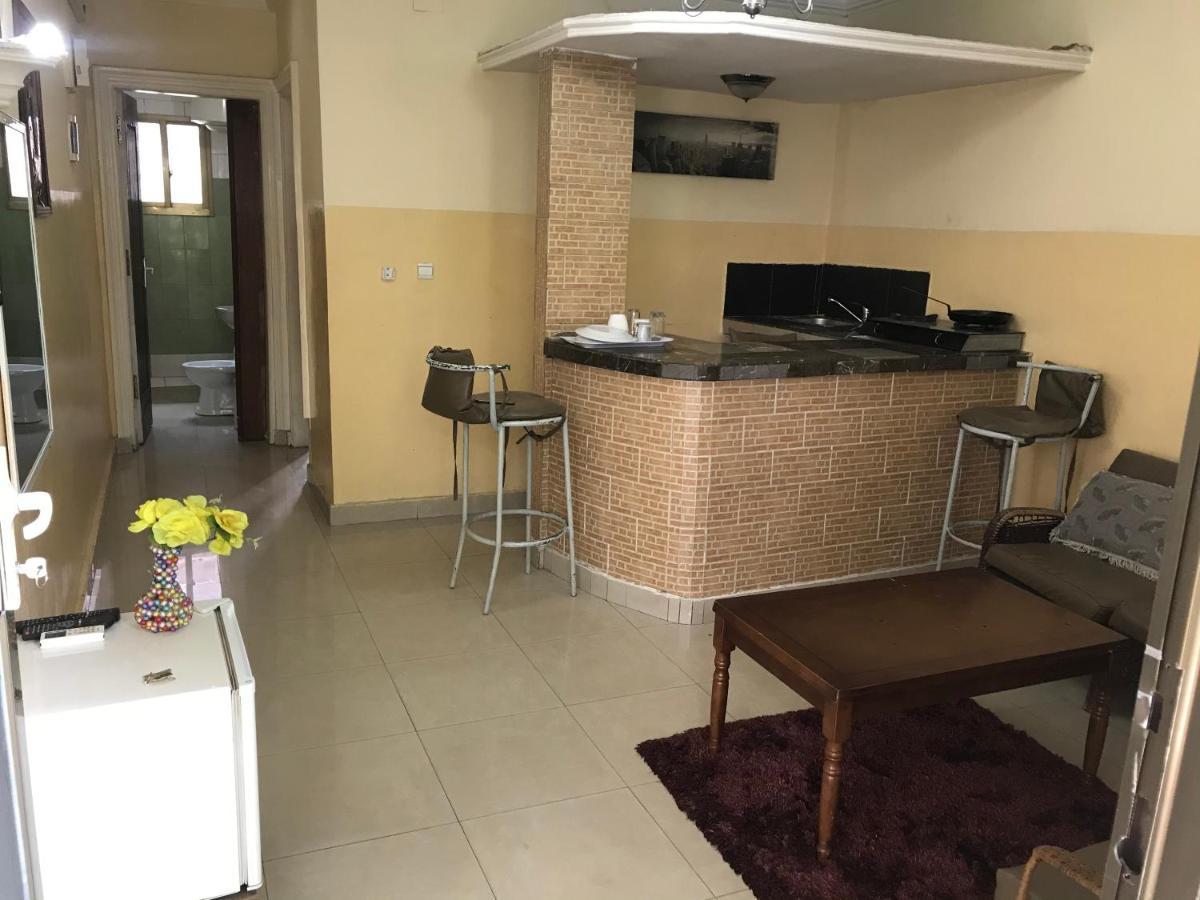 Appartements Chez Leo Μπραζαβίλ Εξωτερικό φωτογραφία