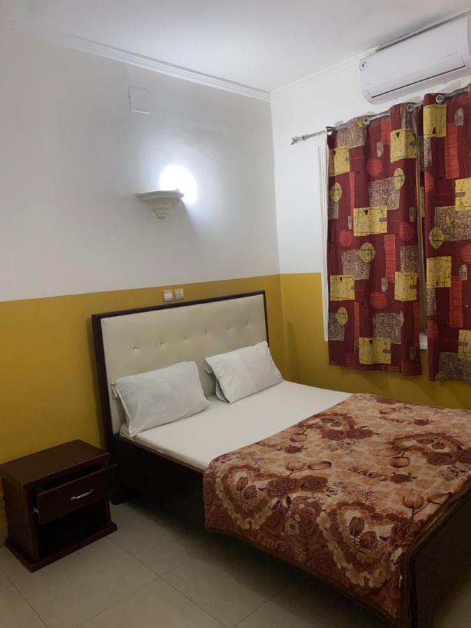 Appartements Chez Leo Μπραζαβίλ Εξωτερικό φωτογραφία