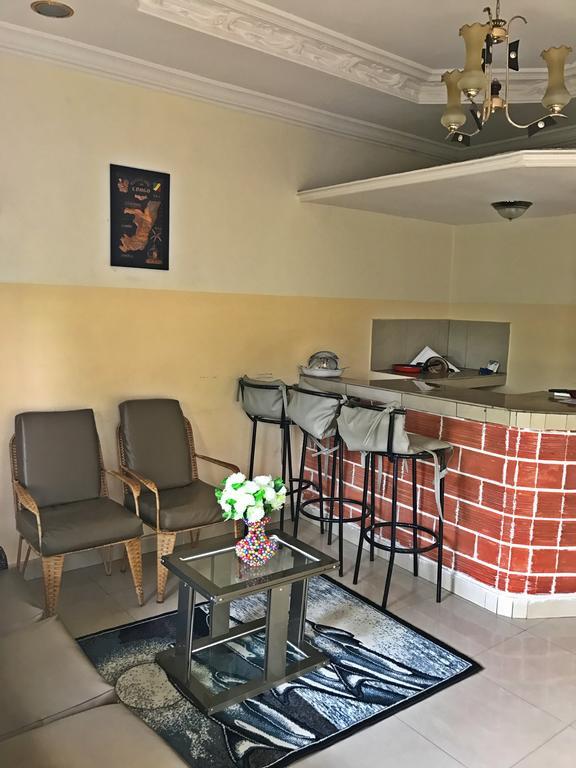 Appartements Chez Leo Μπραζαβίλ Εξωτερικό φωτογραφία