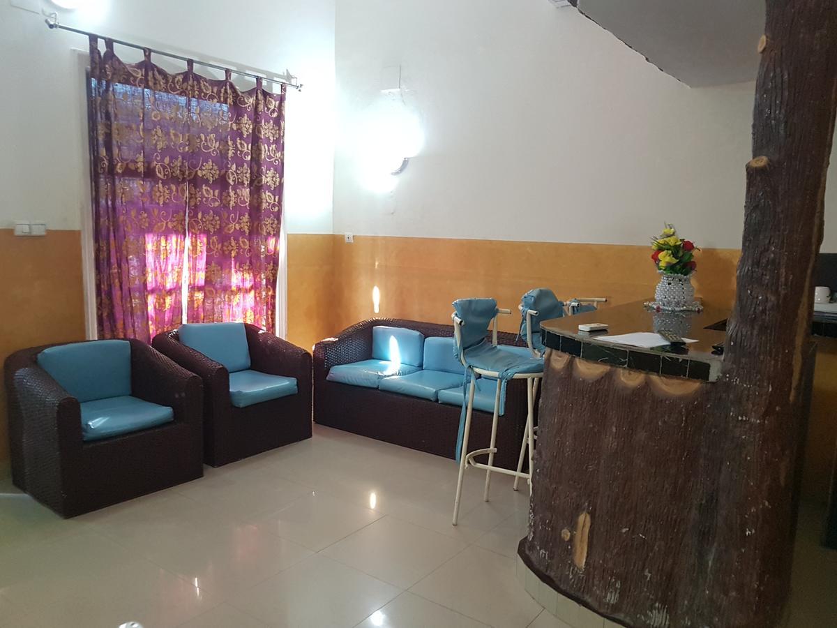 Appartements Chez Leo Μπραζαβίλ Εξωτερικό φωτογραφία