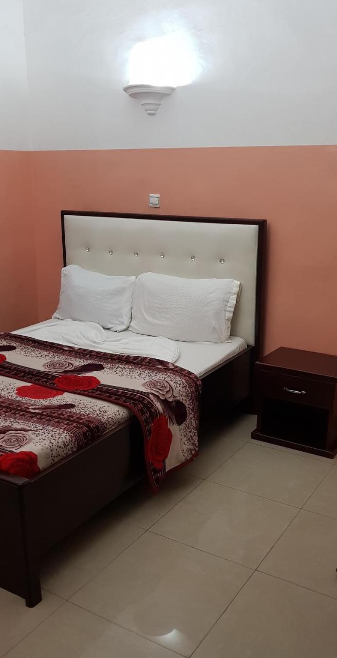 Appartements Chez Leo Μπραζαβίλ Εξωτερικό φωτογραφία
