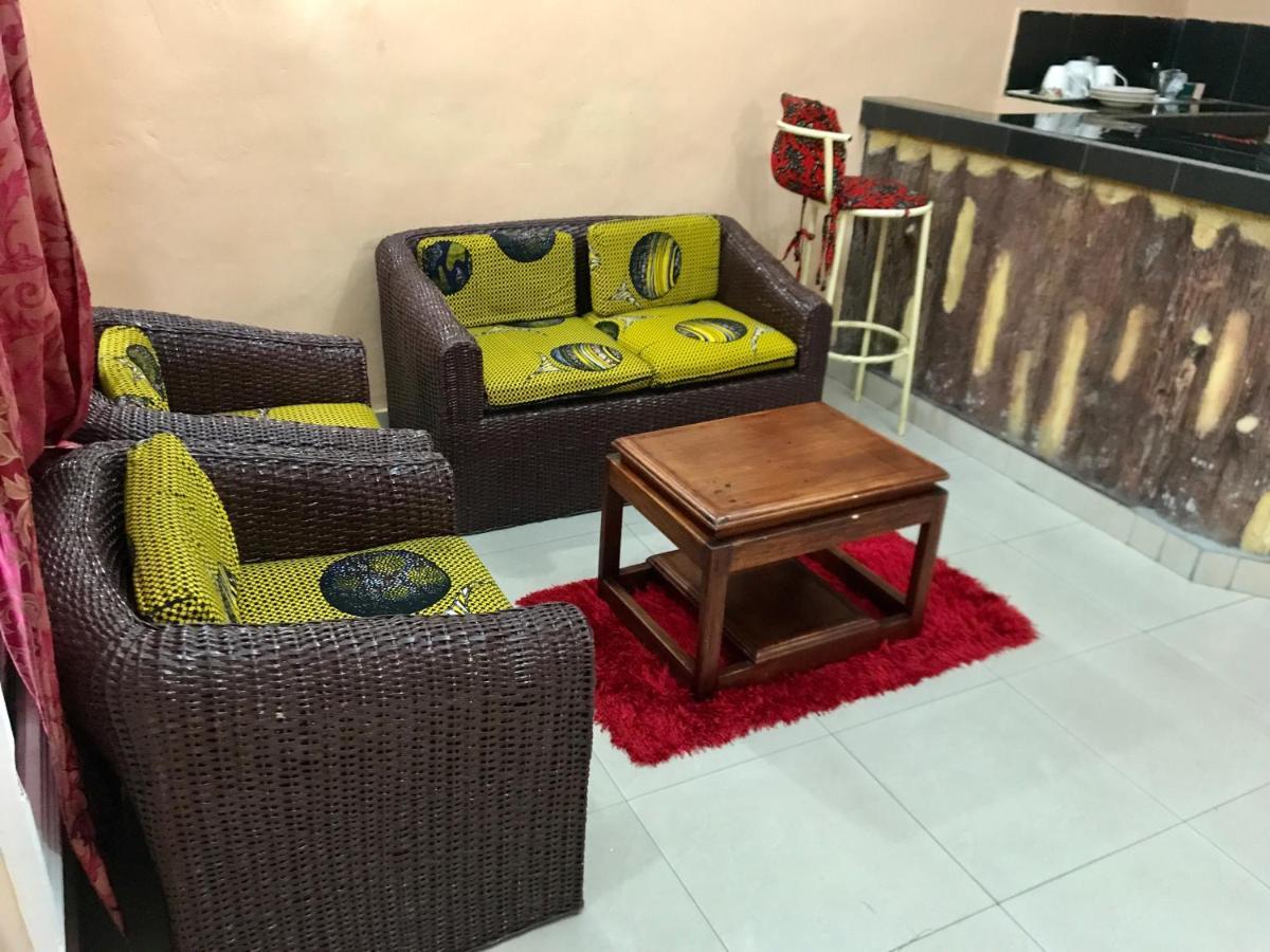 Appartements Chez Leo Μπραζαβίλ Εξωτερικό φωτογραφία